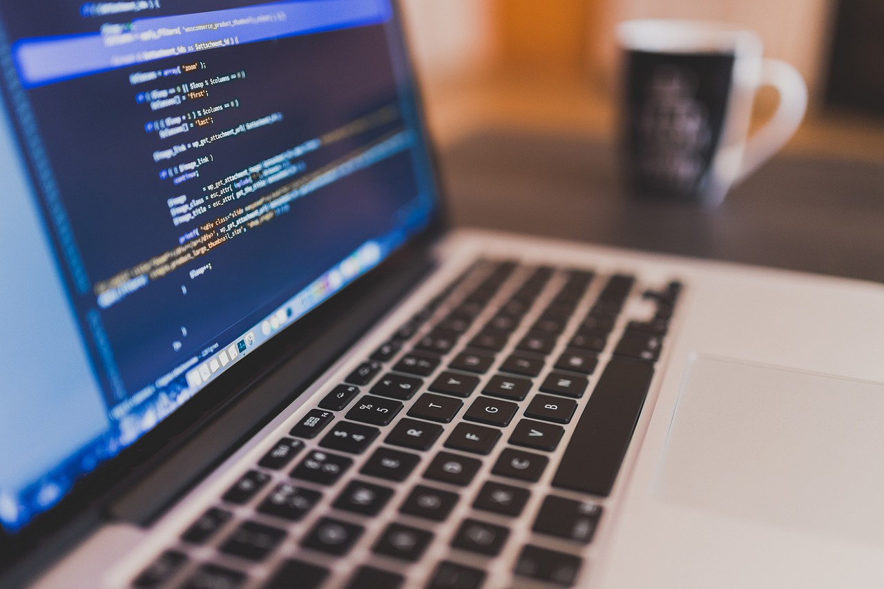 Laptop mit Code im Dark Mode im Webdesign