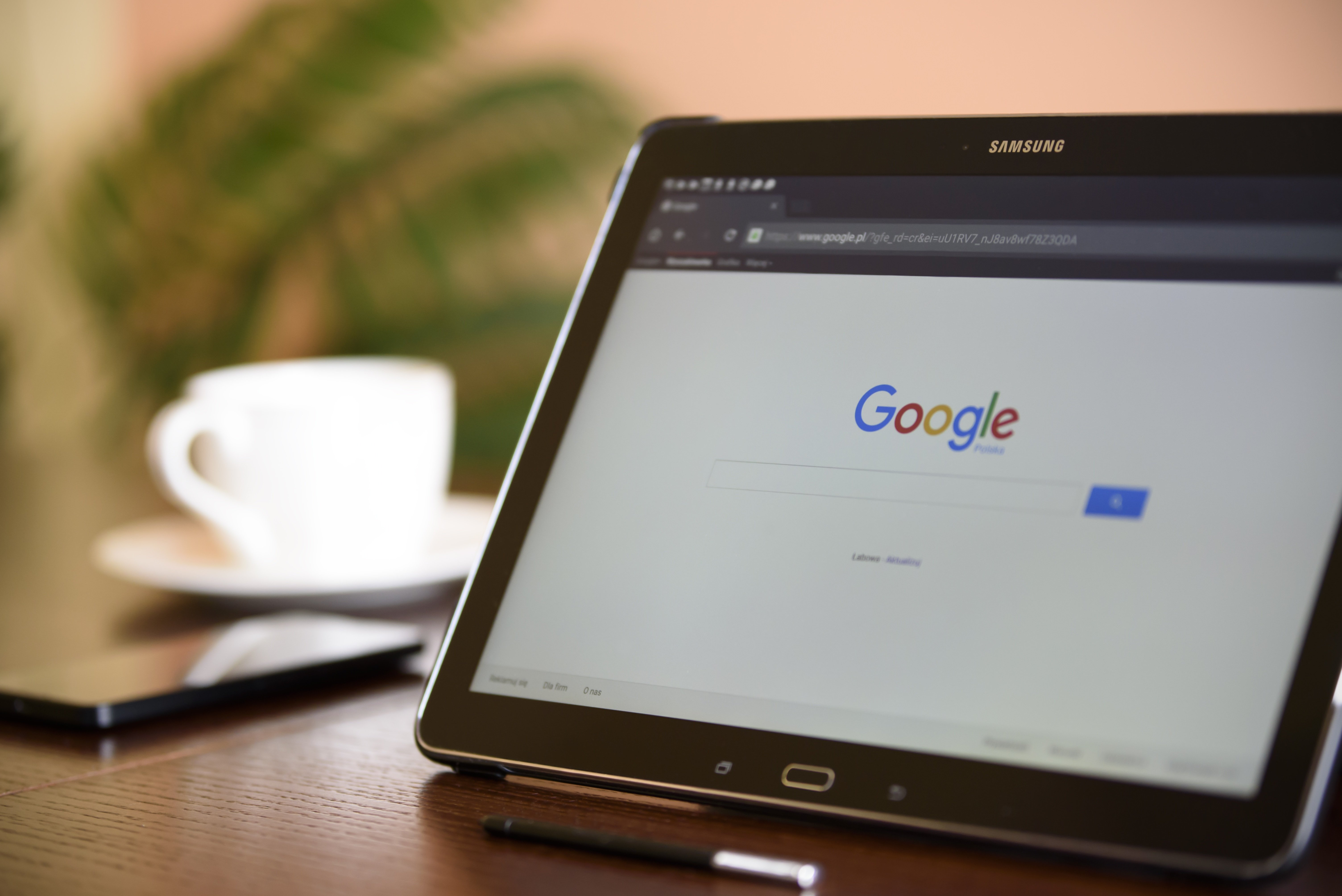 Verliert Google gegen KI Google-Suche auf einem Tablet als Symbol fuer den Wandel von SEO durch KI-Suche